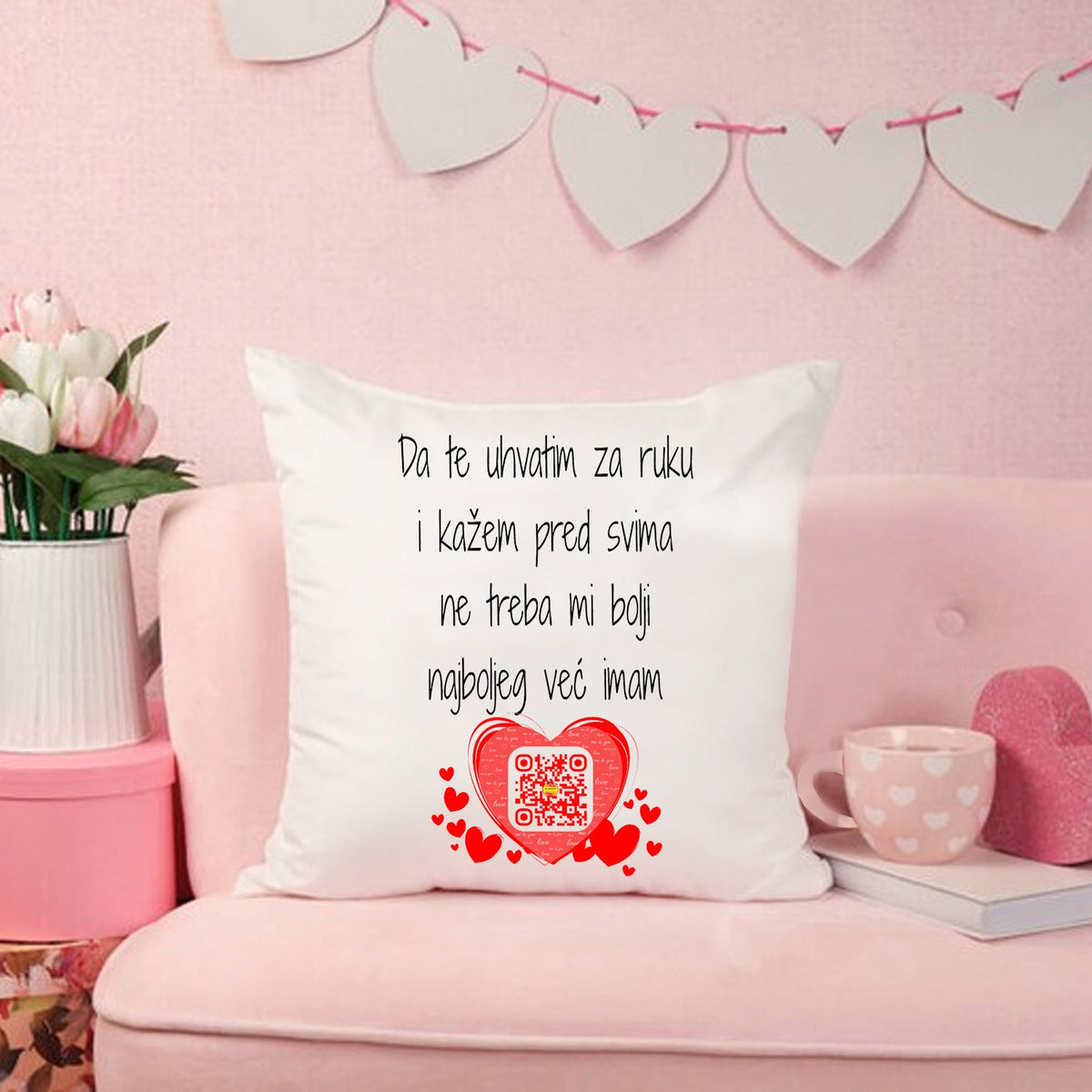Beli ljubavni jastuk sa porukom Da te uhvatim za ruku i QR kodom