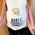 Bela trudnička majica Baby Loading sa roze-plavim otiscima stopala, kvadratni prikaz