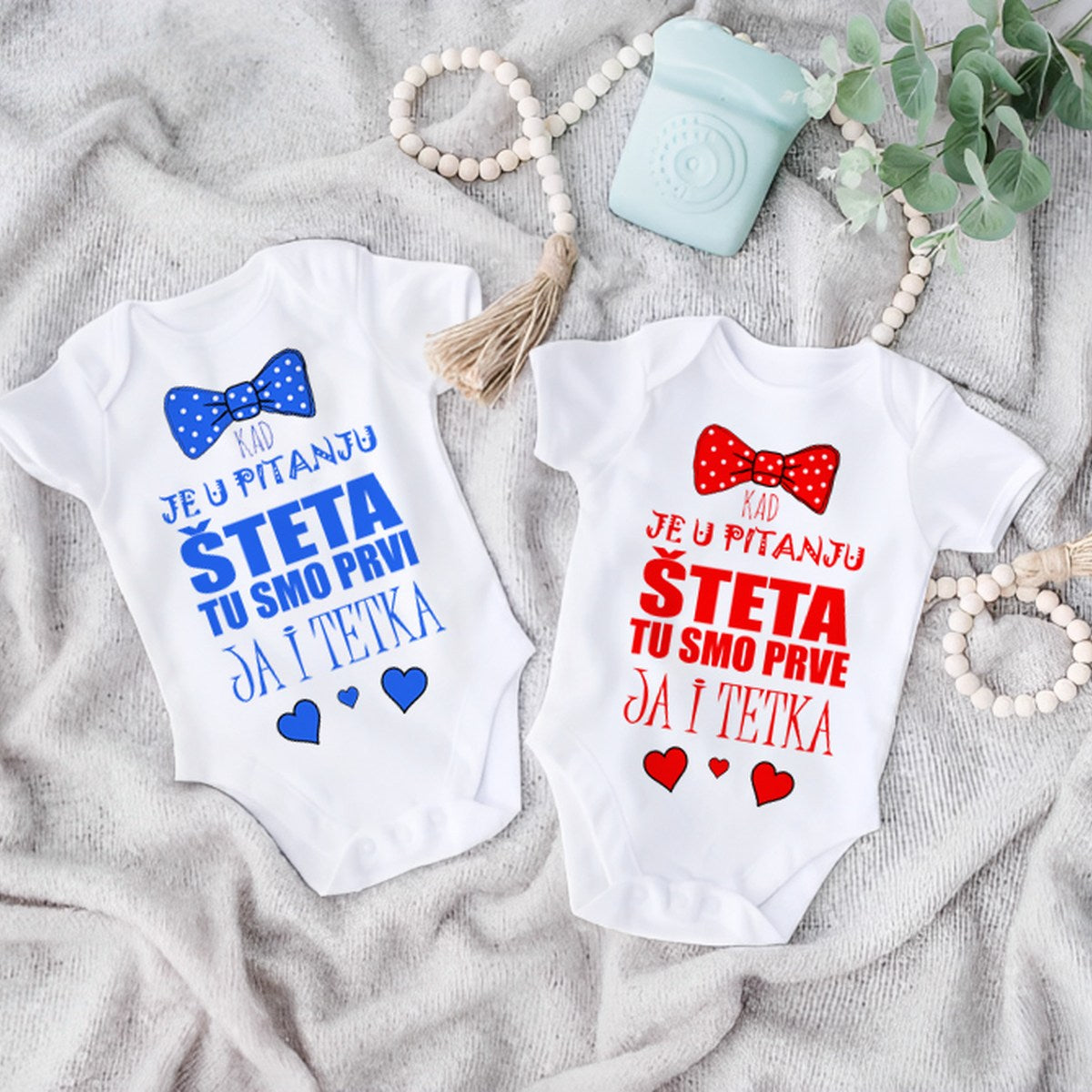 Plavi i crveni bodić za bebe sa natpisom Kada je u pitanju šteta, tu smo prvi ja i tetka