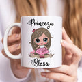 Bela šolja sa ilustracijom devojčice i natpisom Princeza Staša