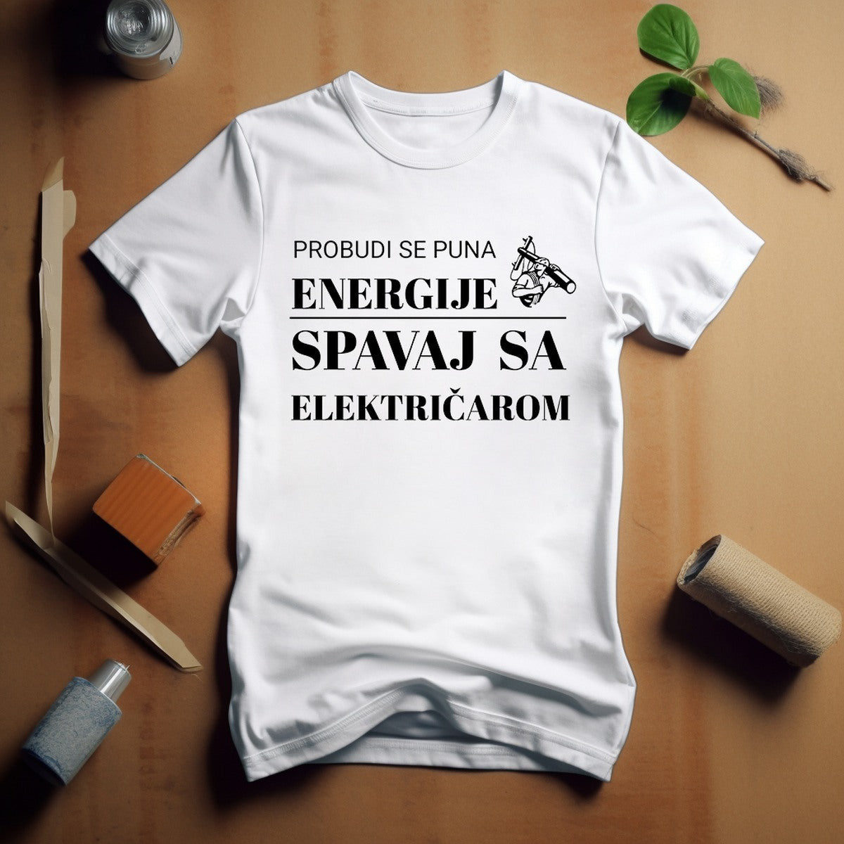 Muška majica „Probudi se puna energije – spavaj sa električarom“