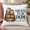 Beli jastuk sa zagrljenim vidrama i natpisom Gde si ti, tu je dom