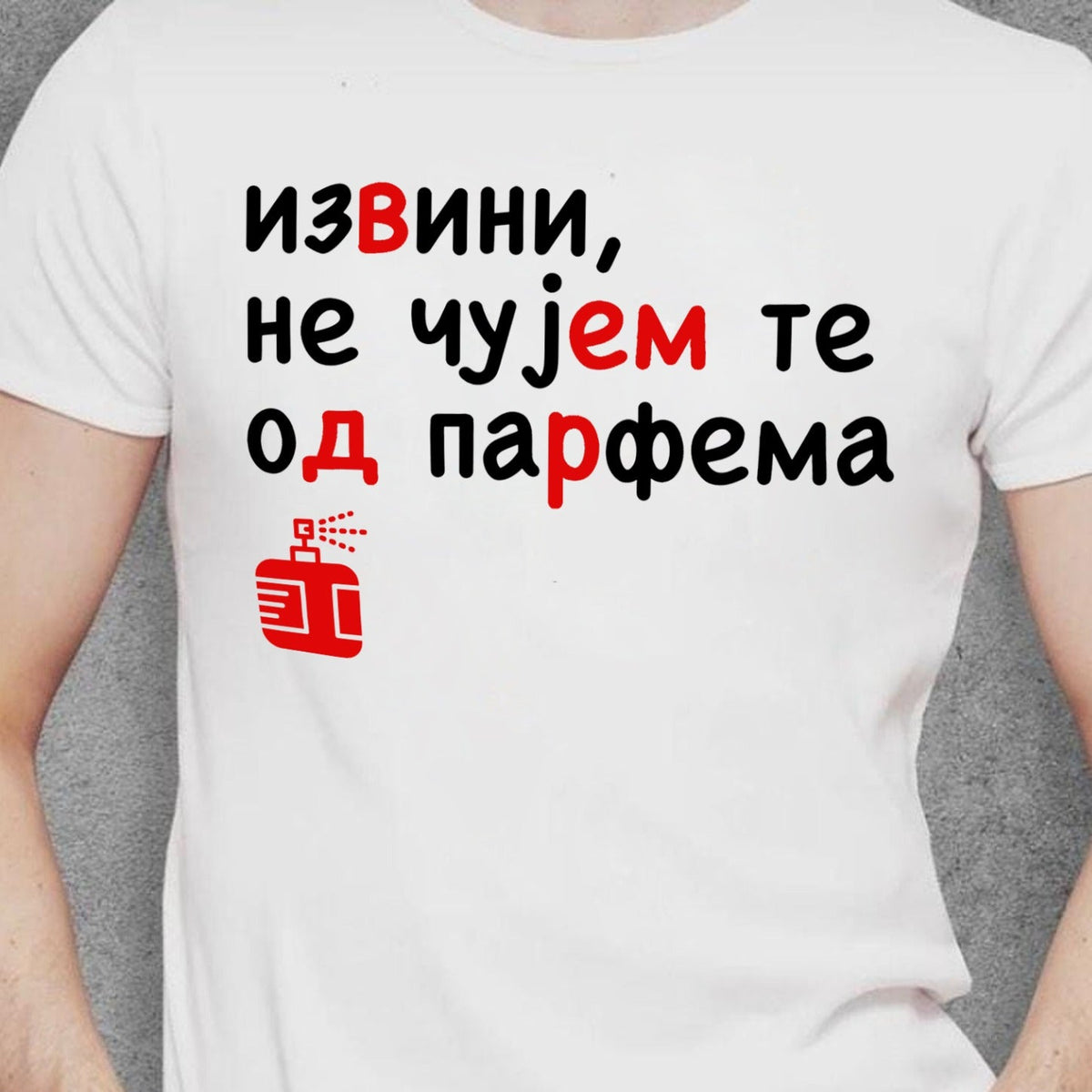 Bela ženska majica sa natpisom Izvini, ne čujem te od parfema