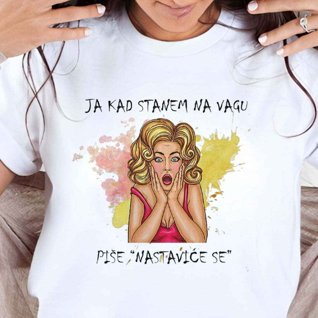 Bela ženska majica sa natpisom Ja kad stanem na vagu piše nastaviće se