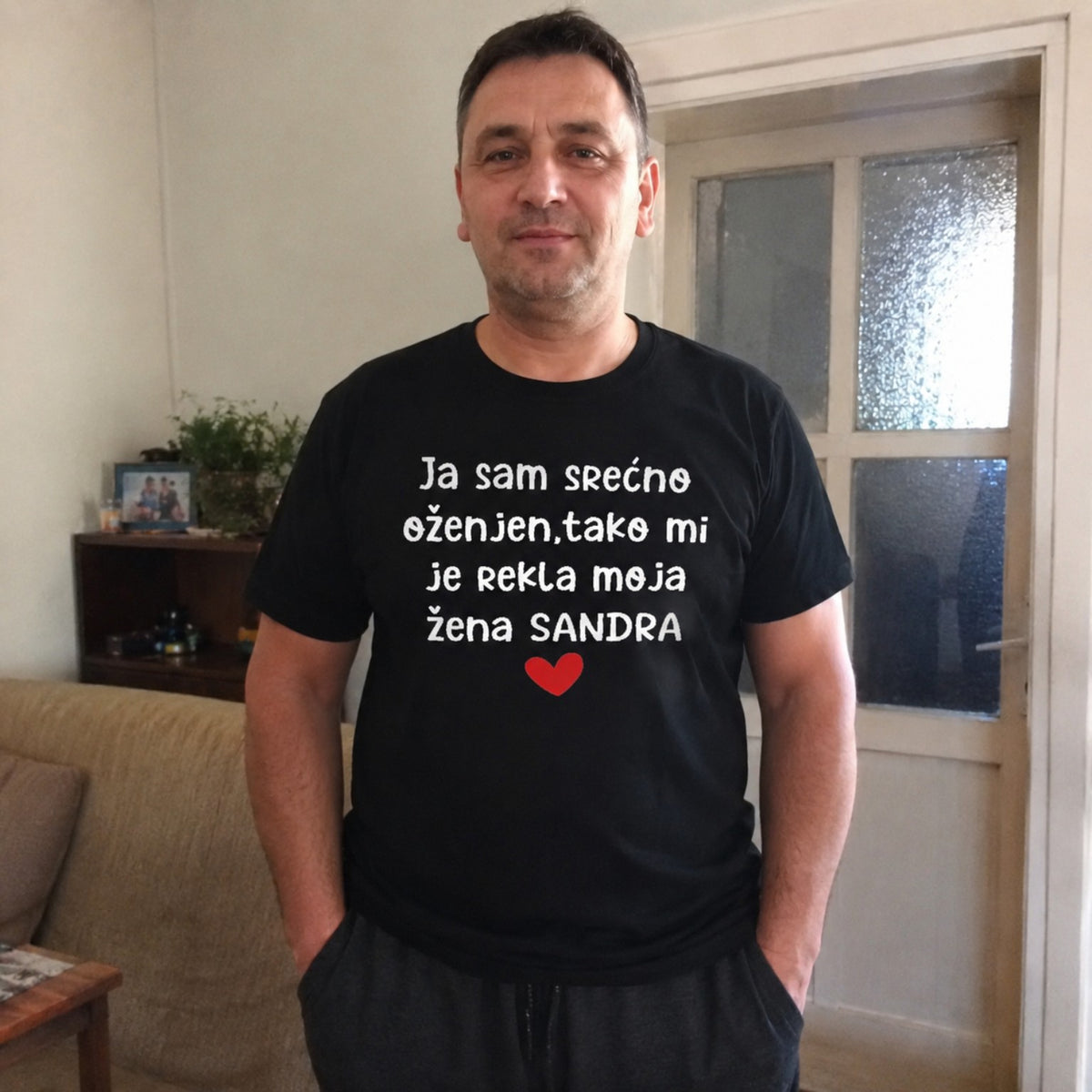 Crna muška majica sa natpisom Ja sam srećno oženjen i imenom supruge po želji