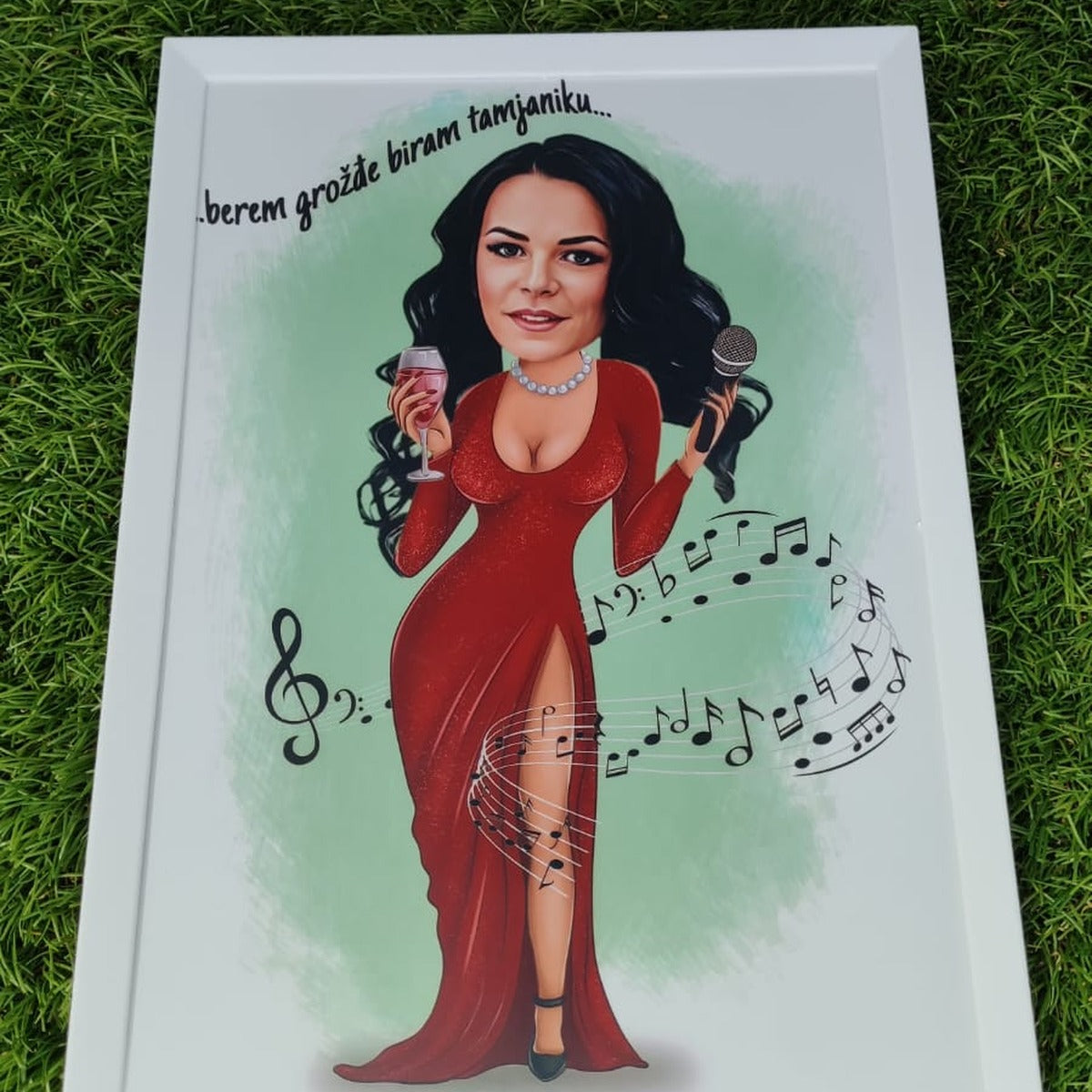 Karikatura pevačice sa mikrofonom i vinom – personalizovani poklon
