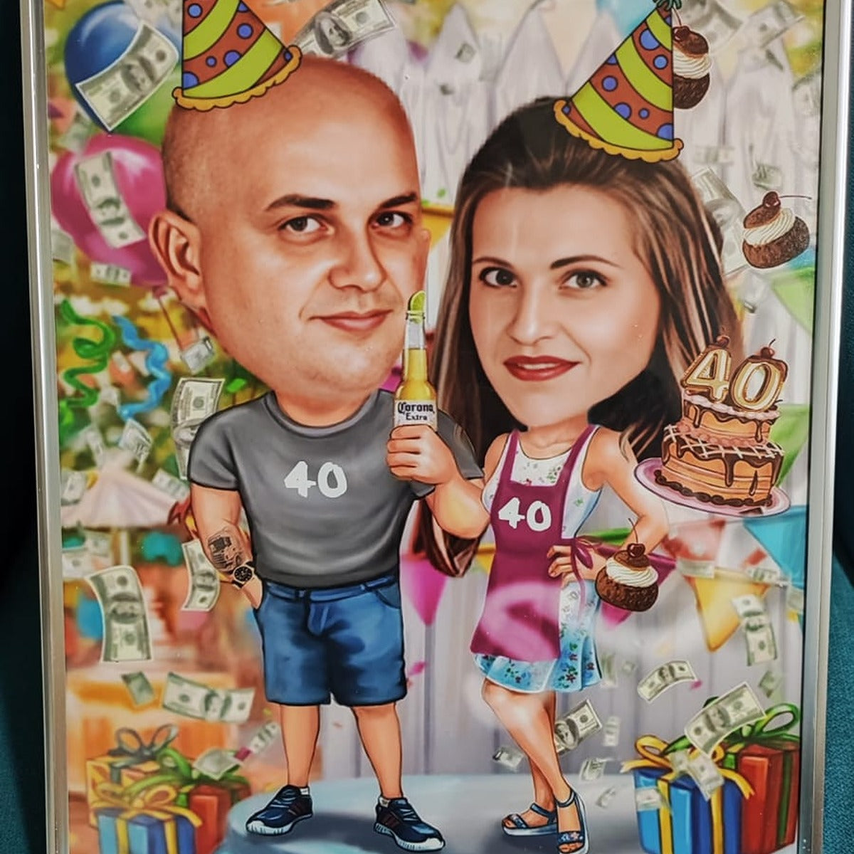 Karikatura za 40. rođendan – par sa tortom i poklonima