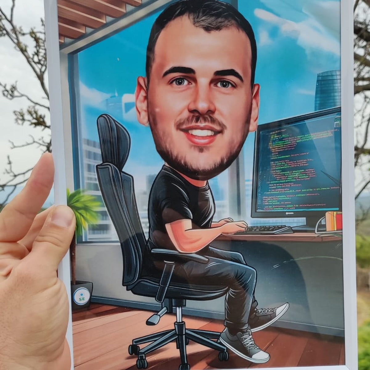 Karikatura programera u kancelariji – personalizovani poklon