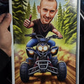 Vožnja kvadom kroz šumu – tematska karikatura