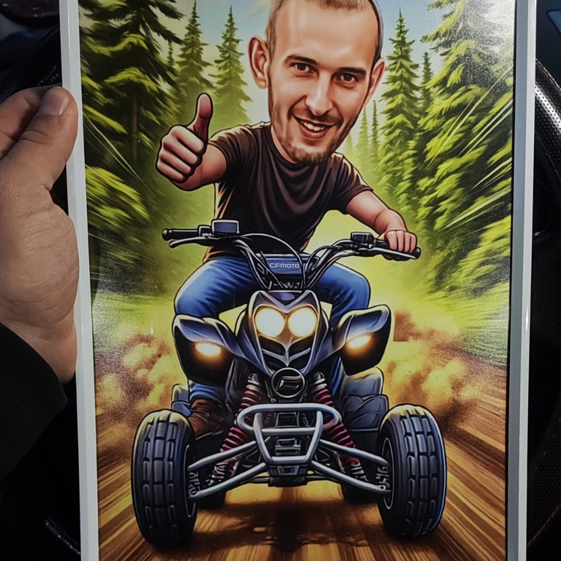 Vožnja kvadom kroz šumu – tematska karikatura