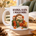 Bela šolja sa natpisom Knjiga, kafa i malo mira i ilustracijom ježa koji čita u fotelji