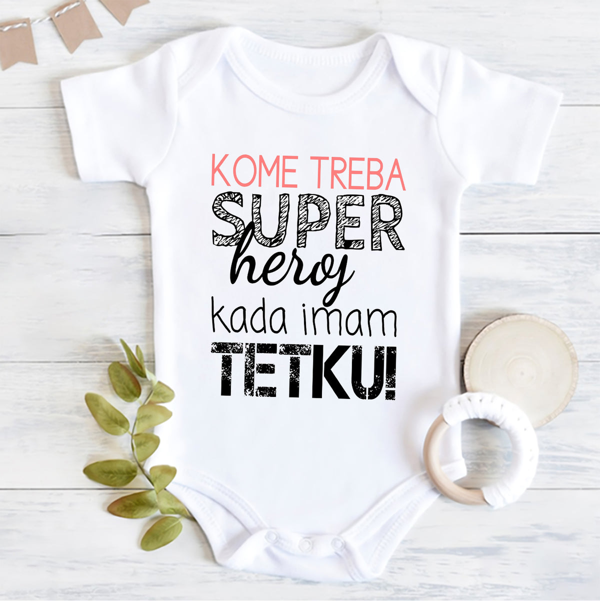 Beli bodić za bebe sa natpisom Kome treba superheroj kada imam tetku