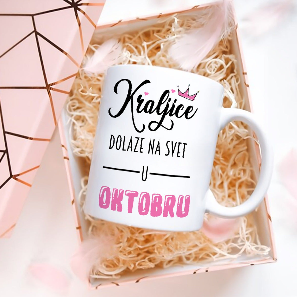 Bela šolja sa natpisom Kraljice dolaze na svet u oktobru