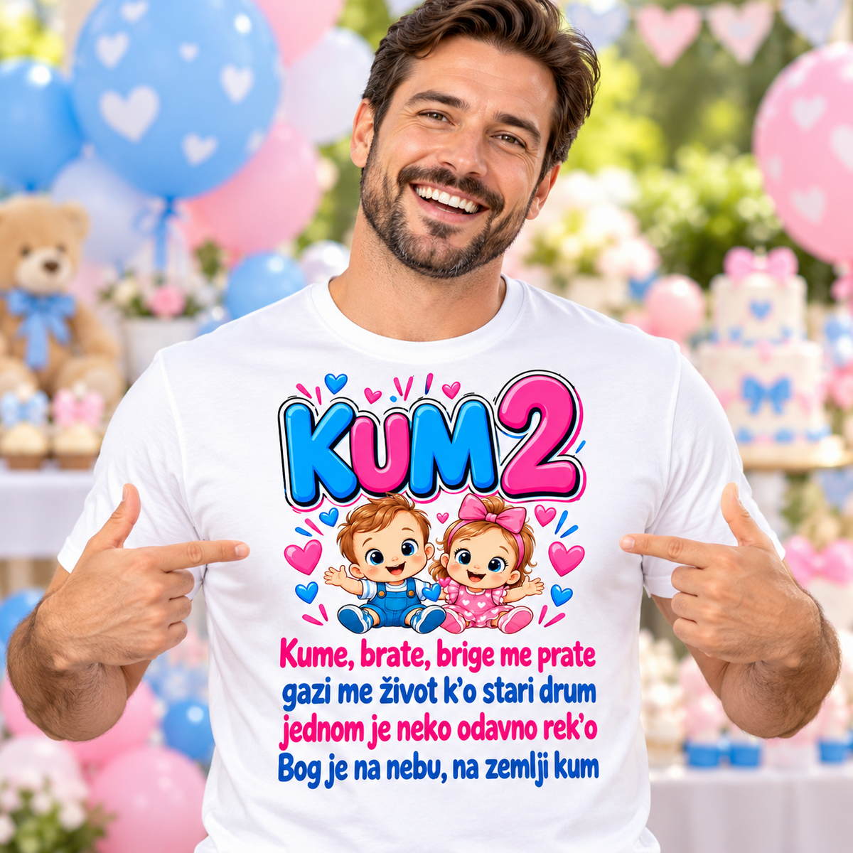 Srećan muškarac u beloj majici KUM2 za kuma blizanaca, natpis Kume brate brige me prate i plavo-roze motiv blizanaca
