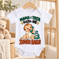 Beli bodić za bebe sa natpisom Mama i tata kažu ne, zovem baku i ilustracijom bebe sa telefonom