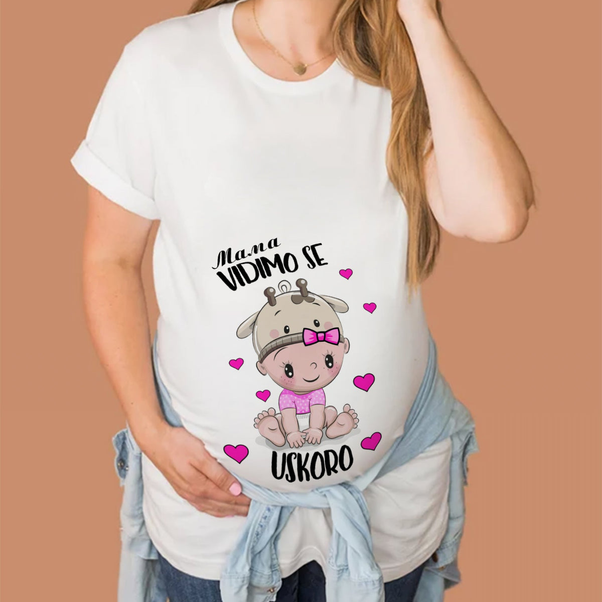 Bela majica za trudnice sa roze žiraficom i natpisom Mama vidimo se uskoro