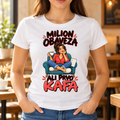 Bela ženska majica sa natpisom Milion obaveza, ali prvo kafa i ilustracijom žene sa šoljicom u tirkiznoj fotelji