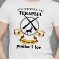 Bela ženska majica sa lovačkim motivom i natpisom Ne treba mi terapija, meni samo treba puška i lov