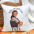 Beli jastuk sa ilustracijom tate i deteta i natpisom Niko ne grli kao tata