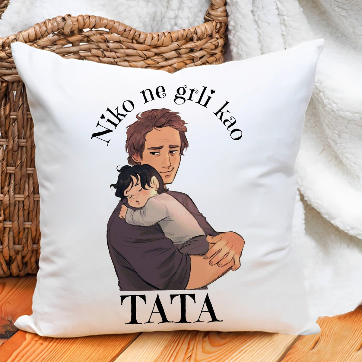 Beli jastuk sa ilustracijom tate i deteta i natpisom Niko ne grli kao tata