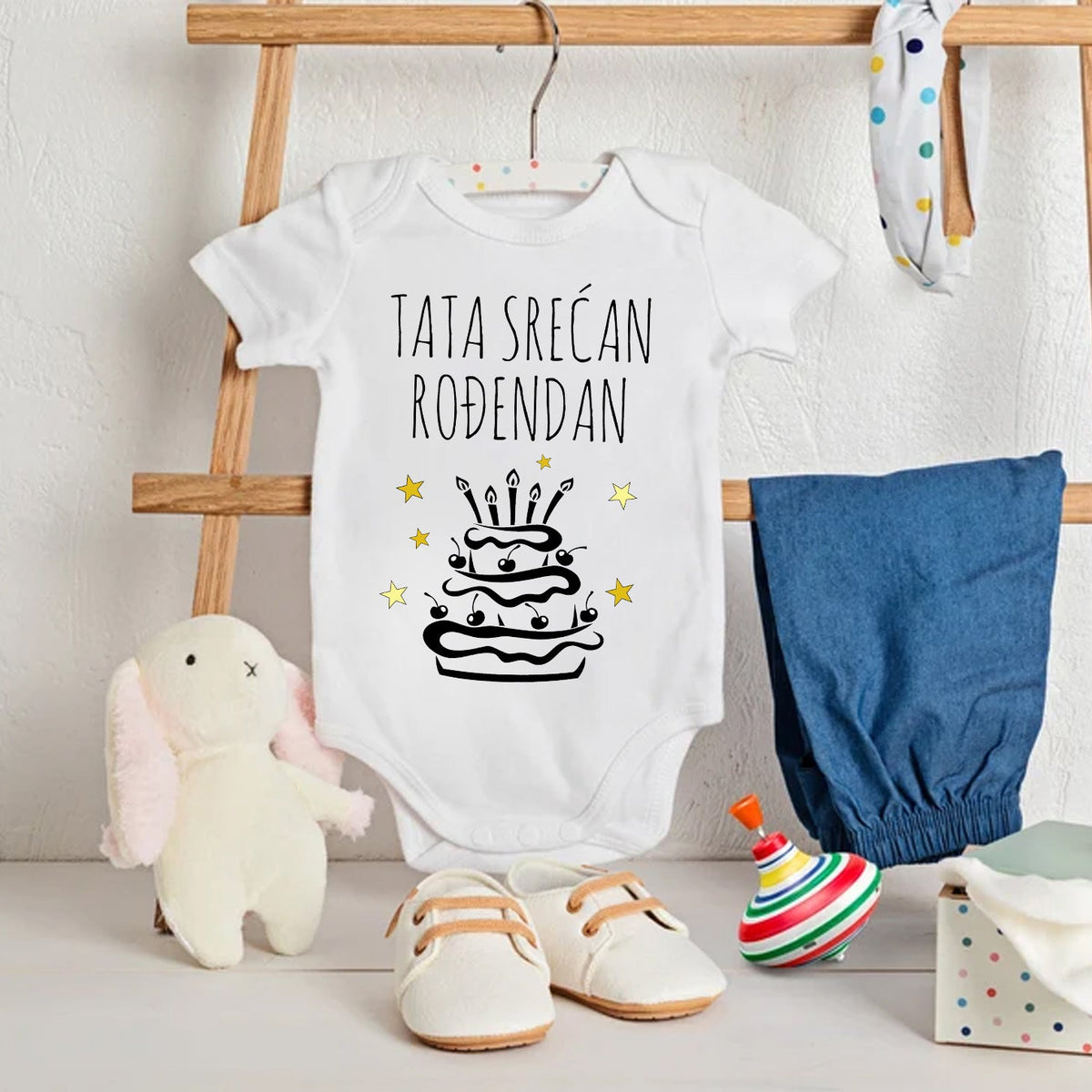 Beli bodić za bebe sa natpisom Tata srećan rođendan i crnom tortom