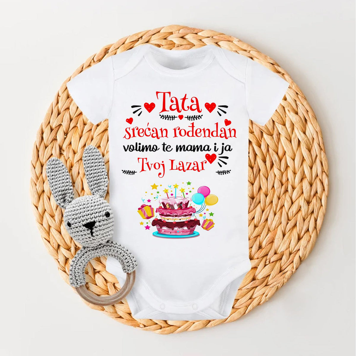 Beli personalizovani bodić za bebe sa natpisom Tata srećan rođendan i imenom deteta po želji