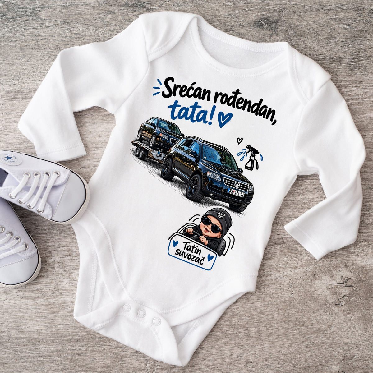 Bodić Tatin suvozač Srećan rođendan tata – beli dečiji bodić sa automobilima i ilustracijom bebe