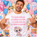 Srećan tata u beloj majici Ti si ćerko tatin sin sa roze natpisom i bebom devojčicom – rođenje ćerke