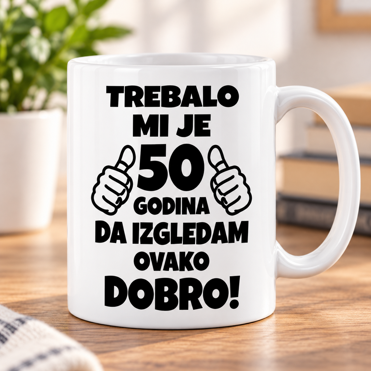 Bela šolja sa natpisom Trebalo mi je 50 godina da izgledam ovako dobro – poklon za 50. rođendan